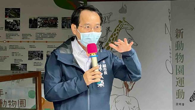高雄市副市长林钦荣今（7）日前往动物园视察指出，目前进度超前，可提早于明年9月完工启用。（柯宗纬摄）