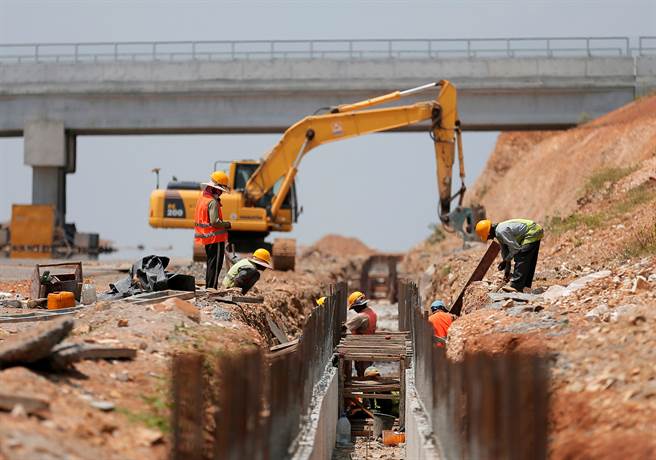 由于斯里兰卡因汉班托塔（Hambantota）计画而欠下大陆大批债务，印日的可伦坡计画提供斯里兰卡另一个机会，避免进一步加深对大陆的金融依赖。图为汉班托塔进行公路建设。(图/路透社)
