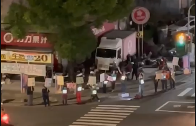 高市街头有民眾随垃圾车放送「若支持民进党四项公投投同意」的反宣传。（林智鸿提供）