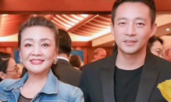 张兰拖病体为汪小菲新餐厅站台。（图／翻摄自微博）