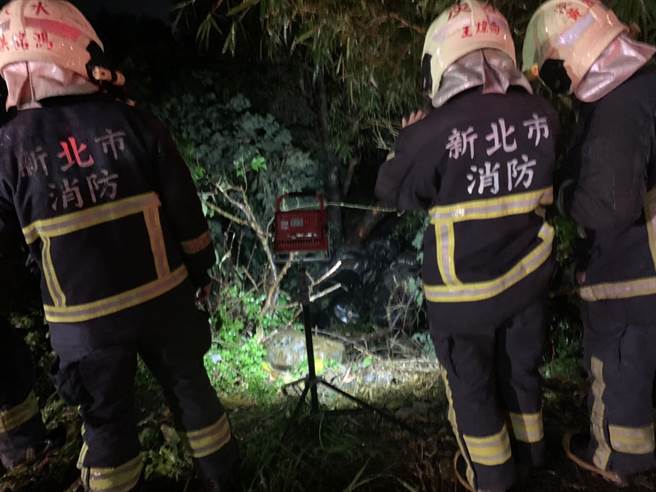 女酒驾撞车后还肇逃，最后车子翻落淡水山沟四轮朝天（翻摄照片／戴上容新北传真）