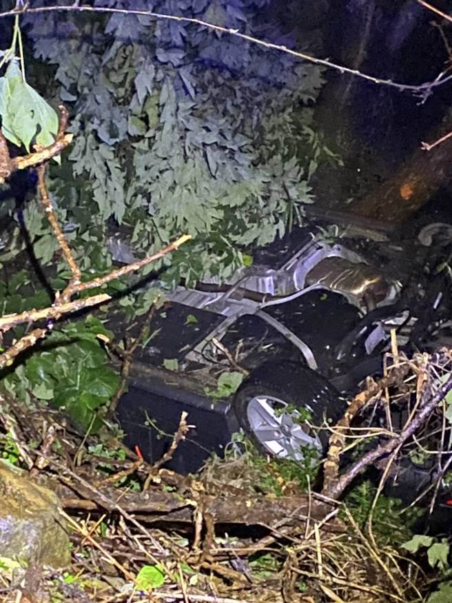 女酒驾撞车后还肇逃，最后车子翻落淡水山沟四轮朝天（翻摄照片／戴上容新北传真）