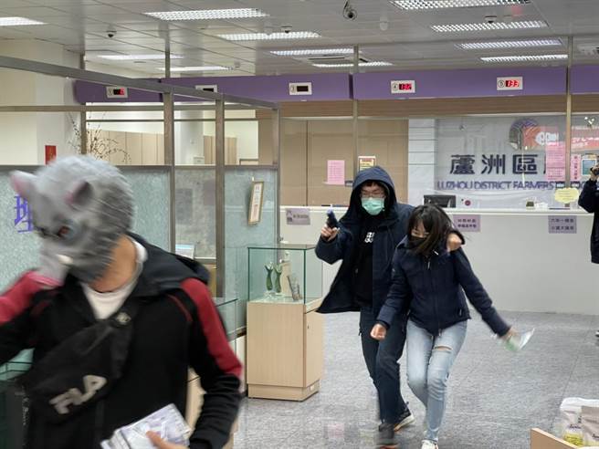 警方防搶演練前進蘆洲區農會　　氣氛緊張又逼真（蘆洲警方提供／戴上容新北傳真）