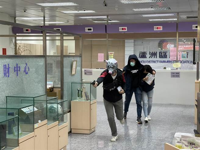 警方防搶演練前進蘆洲區農會　　氣氛緊張又逼真（蘆洲警方提供／戴上容新北傳真）