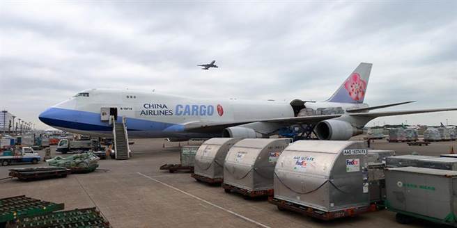 （桃园机场航空货运预估全年总货量上看280万公吨，较去年成长20％。图／桃机提供）
