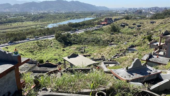 新北市府近年也开始针对都会区公墓逐步迁葬规画，目前拟定新庄第一公墓、新店第六公墓将会朝公园化规画，进行绿美化及相关步道工程，莺歌第二纳骨塔未来也拟设环保葬区，让树葬等环境朝绿化使用。（新北市殡葬处提供）