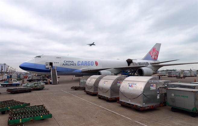 桃园国际机场航空货运持续创新高，自2020年7月起连续15个月有2位数成长，今年总货量上看280公吨。（桃机公司提供／陈佑诚传真）