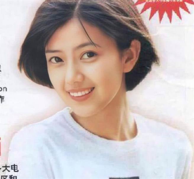 高圆圆学生时期嫩照曝光。(图/ 摘自微博)