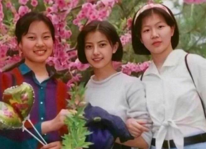 高圆圆（图中）少女时期在人群中也特别出眾。(图/ 摘自微博)