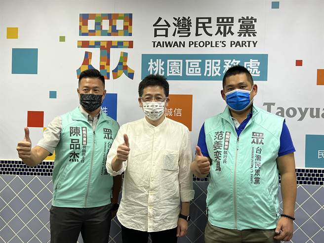 民眾党秘书长谢立功（中）视察桃园区服务处主任陈品杰（左）一手策画的雪球咖啡，也是全台第一间实践「屯田计画」的店家。(蔡依珍摄)