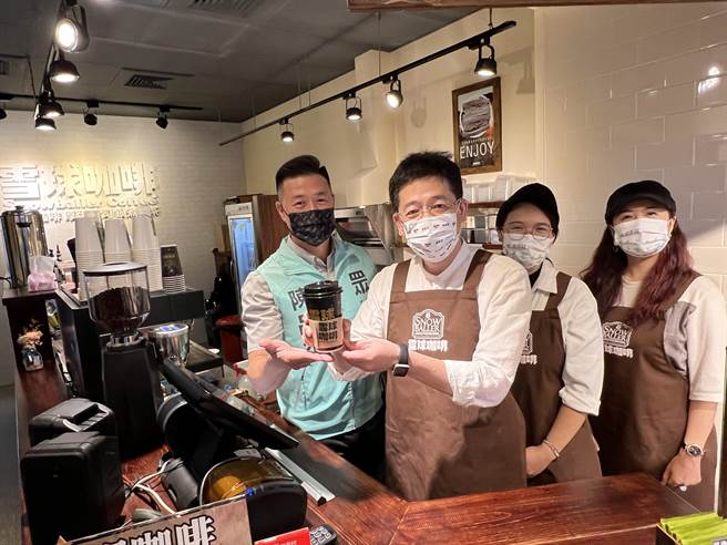 民眾党秘书长谢立功（中）视察桃园区服务处主任陈品杰（左）一手策画的雪球咖啡，也是全台第一间实践「屯田计画」的店家。(蔡依珍摄)