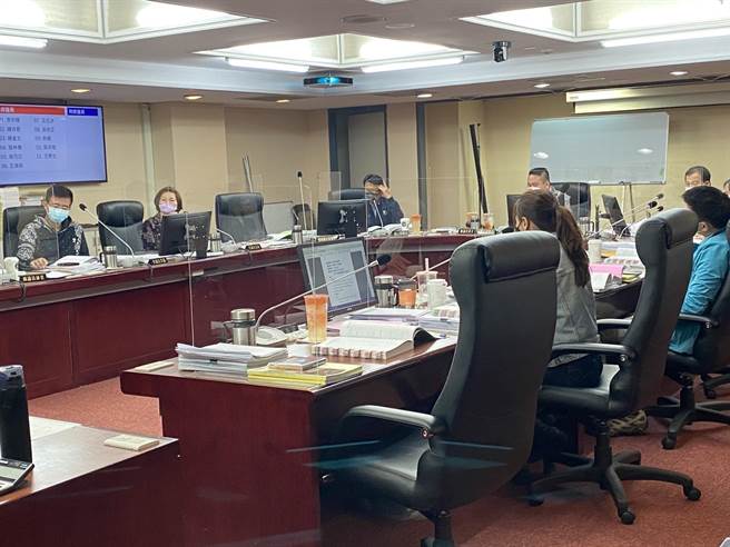 北市议员王鸿薇在教育委员会指出，像这样的大师展览，应该要独立收费。北美馆也承诺，将在新馆扩建后，调整票价。（游念育摄）