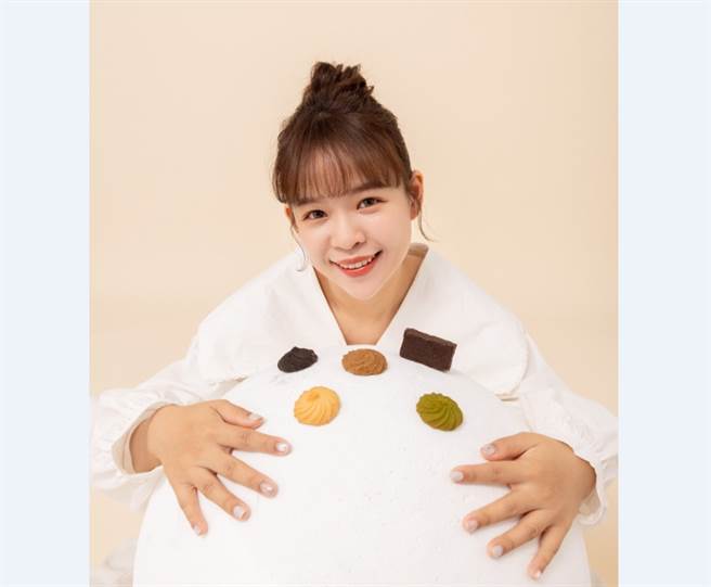 知名美食YouTuber古娃娃的自创品牌年营收高达4千万，近日在104开出职缺，月薪最高55K，让不少网友惊讶。(图/截自古娃娃脸书)