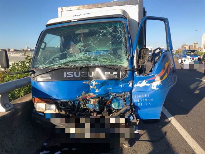 台74號道路7日下午在五權西路下南屯交流道前，發生一起小貨車疑似碰撞兩車的車禍。（民眾提供／盧金足台中傳真）