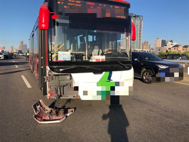 台74號道路7日下午在五權西路下南屯交流道前，發生一起小貨車疑似碰撞兩車的車禍。（民眾提供／盧金足台中傳真）