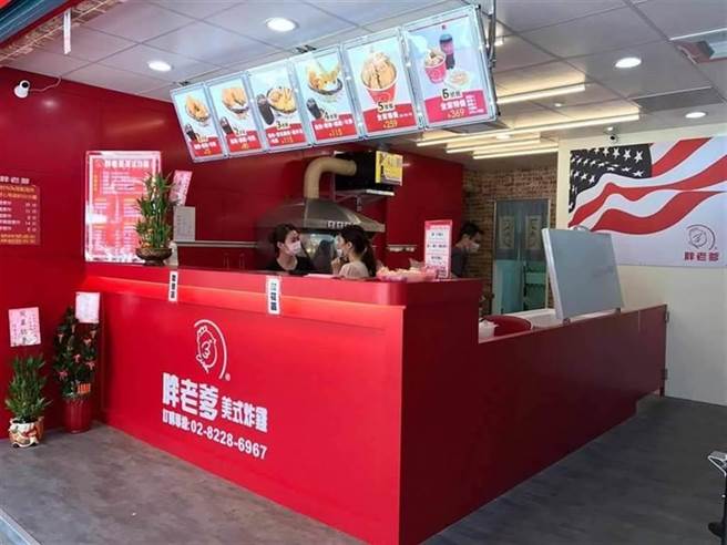 又一家速食连锁喊涨，继麦当劳、SUBWAY、吉野家与肯德基之后，本土自创品牌美式炸鸡连「胖老爹」也在粉专公告指出，在这波疫情效应蔓延下，国际原物料价格飙涨，各项食材成本持续跃增，面对门市营业日益艰鉅，总公司将于2021年12月16日调整全台门市价格。 (图／翻摄自胖老爹脸书)