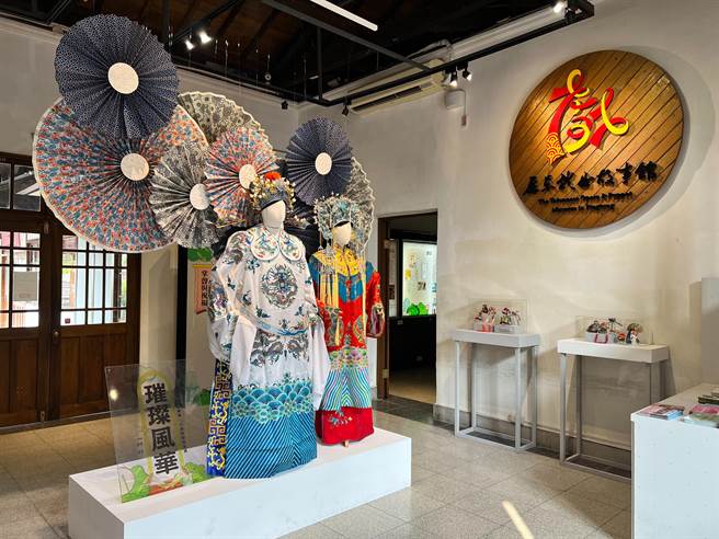 屏東戲曲館將迎來10周年館慶，為此，縣府文化處特別舉辦「璀璨風華」菁華展及一系列活動。（謝佳潾攝）