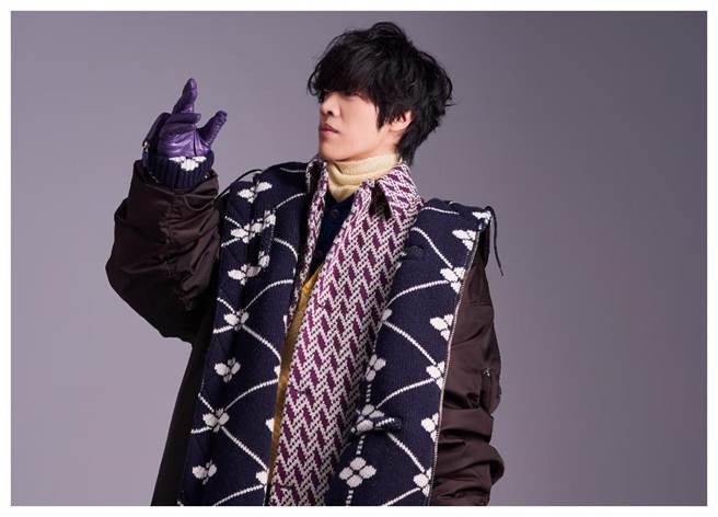 盧廣仲為PRADA華服摘下眼鏡，展現不同以往的衣著風格，不僅更加時尚，且樂在其中，讓人不禁驚呼：「這真的是盧廣仲嗎？」。（JOJ PHOTO攝）