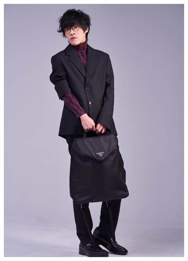 盧廣仲坦承以往戴粗框眼鏡是種保護色，現在的他有了自信，更勇於嘗試各種新造型，穿PRADA男裝展現時尚型男的一面。（JOJ PHOTO攝）