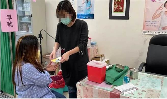 新竹县一名失联女移工7日上午前往新丰乡卫生所欲接种疫苗，却又进了派出所。（翻摄照片）