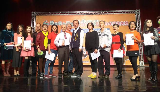 大里区长青学苑7日举行结业典礼，长青学员神采奕奕的领回结业证书。（大里区公所提供／黄国峰台中传真）