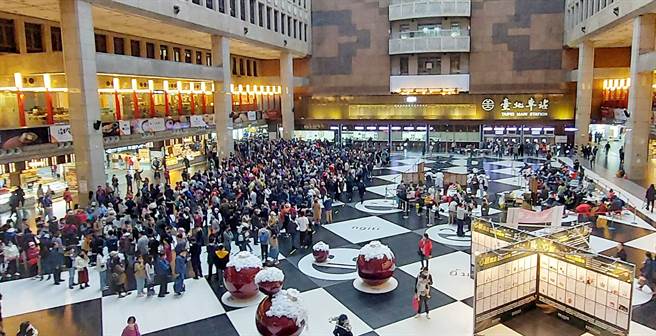 为催打新冠疫苗，中央流行疫情指挥中心于台北车站大厅西侧迴廊设接种站，只要是在台人士，不限本国、外国籍皆提供莫德纳疫苗施打，接种者即可获得全联100元礼券，7日人潮仍十分踊跃。（赵双杰摄）