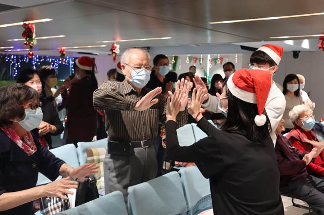 「馨冠吴兰祖」并为长者圆婚纱梦，为6对长者拍摄婚纱照，见证他们数十年的承诺。（基督菜芥菜种会提供／林良齐台北传真）