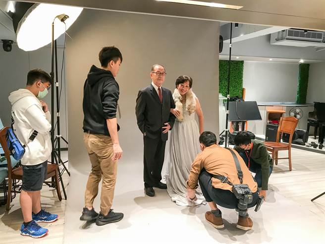 「馨冠吴兰祖」并为长者圆婚纱梦，为6对长者拍摄婚纱照，见证他们数十年的承诺。（基督菜芥菜种会提供／林良齐台北传真）