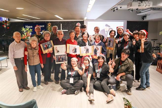 「馨冠吴兰祖」并为长者圆婚纱梦，为6对长者拍摄婚纱照，见证他们数十年的承诺。（基督菜芥菜种会提供／林良齐台北传真）