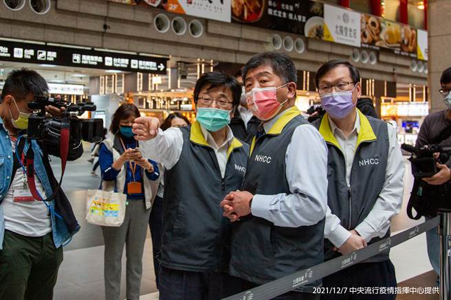 今(7日)陈时中、周志浩、庄人祥访视臺北车站大厅开设之「莫德纳疫苗施打站」。(图／指挥中心提供)