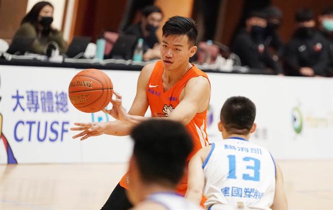 国立体大韩杰谕抢下11分、7篮板。（大专体总提供）
