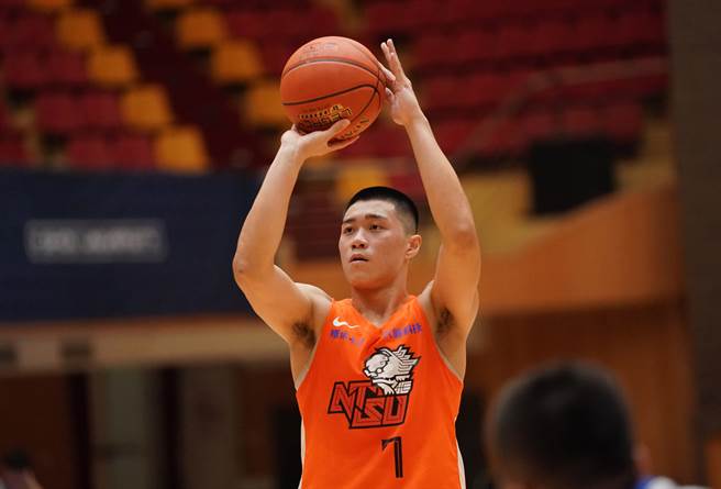 国立体大陈冠中缴出11分、8篮板、6助攻全面数据。（大专体总提供）