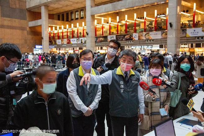 今(7日)陈时中、周志浩及庄人祥前往台北车站视察，并感谢医护人员辛劳，现场民眾接种踊跃。(图／指挥中心提供)