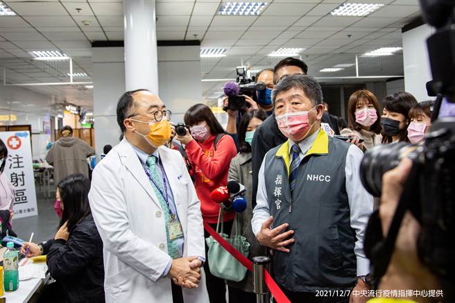 今(7日)下午5点半，陈时中二度前往台北车站视察，现场人潮略为舒缓，但仍然大排长龙。(图／指挥中心提供)