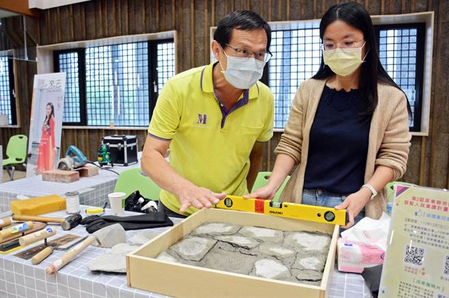 屏東縣政府開辦勞動大學，聘請專業園藝教師現場教授泥作技能。（林和生攝）