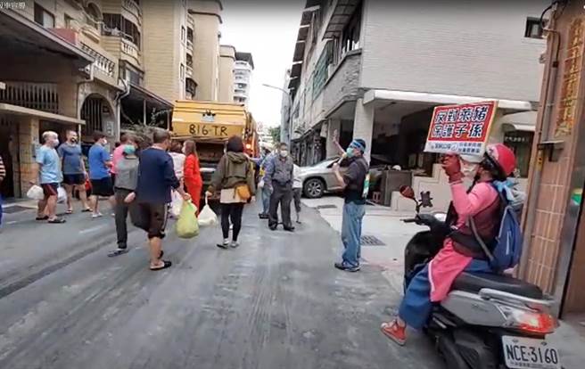 民间斗士、罢捷发言人徐尚贤及志工7日下午随垃圾车奔跑宣传，继续喊出「支持民进党、四项公投投同意」。（取自民间斗士直播频道／袁庭尧高雄传真）