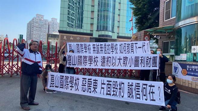 台南市观光协会今天到崑山国际学校拉白布条抗议。(曹婷婷摄)