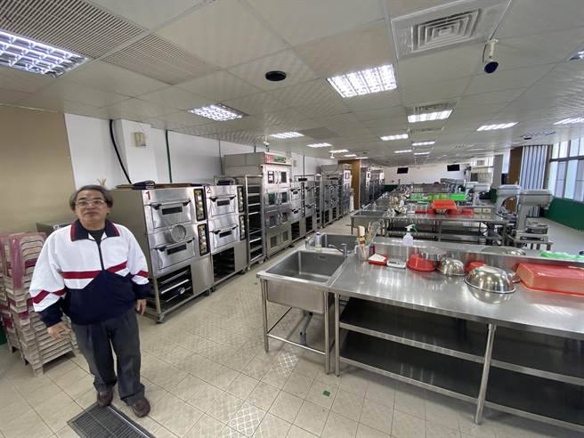 台南市观光协会理事长尤镒锋表示，租用崑山国际学校教室，前后投入1000多万元打造优质硬体设备。(曹婷婷摄)