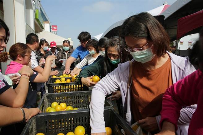 场场都有旭日橙柳丁大放送活动。（柳营区农会提供／张毓翎台南传真）
