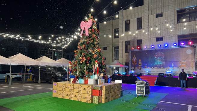 为了圣诞节活动，柳营区农会在田妈妈旁空地已设置大型圣诞树。（柳营区农会提供／张毓翎台南传真）