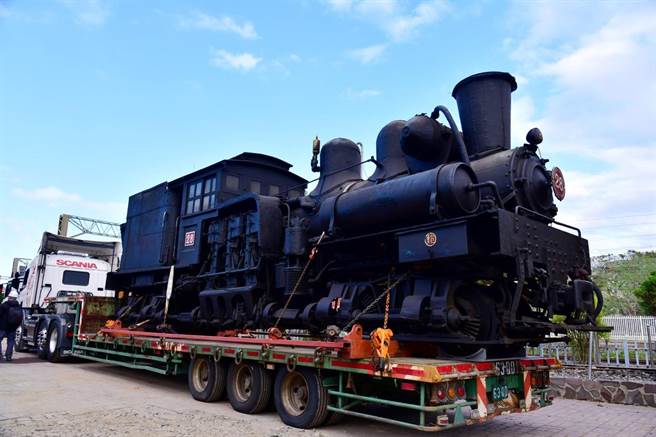 林务局阿里山林业铁路及文化资产管理处7日从台铁局苗栗铁道文物展示馆迎回外借20年的SL-28蒸汽火车，让逾百年的老火车头回到嘉义老家。（林铁及文资处提供／吕妍庭嘉义传真）