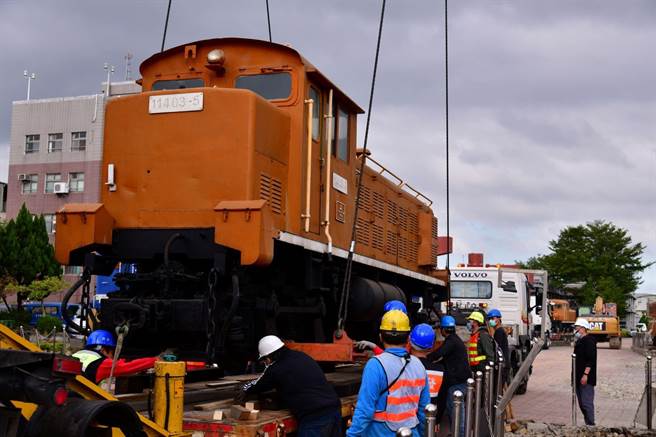 11403-5吊挂至拖板车上。（林铁及文资处提供／吕妍庭嘉义传真）