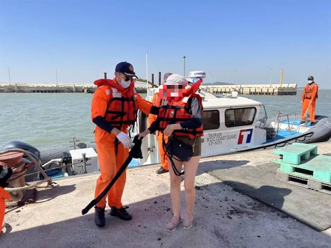 張姓女遊客受困金門建功嶼，海巡出動3艇將她接駁救援上岸。（金門海巡隊提供／李金生金門傳真）