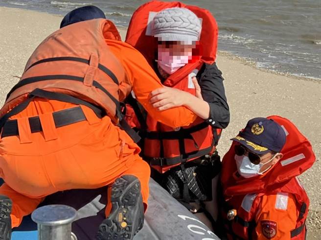 張姓女遊客受困金門建功嶼，海巡出動3艇將她接駁救援上岸。（金門海巡隊提供／李金生金門傳真）