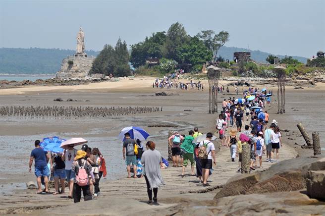 建功嶼有金門版「摩西分海」之譽，遊客穿梭來去的著名景點。（李金生攝）