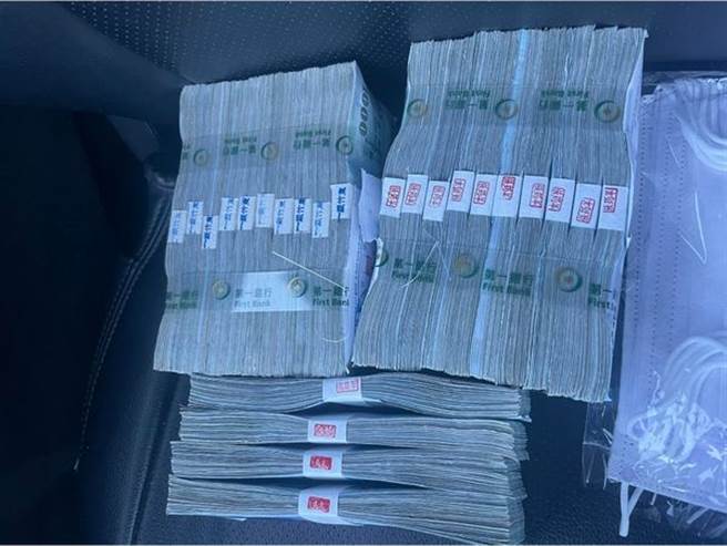 網友承諾「一個讚給老婆100元」得到了2.4萬個讚，並在昨天(6日)曬出240萬元現金。(圖/翻攝自臉書爆廢公社公開版)