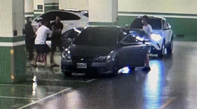嫌犯在萬豪酒店地下停車場押人。（翻攝畫面）