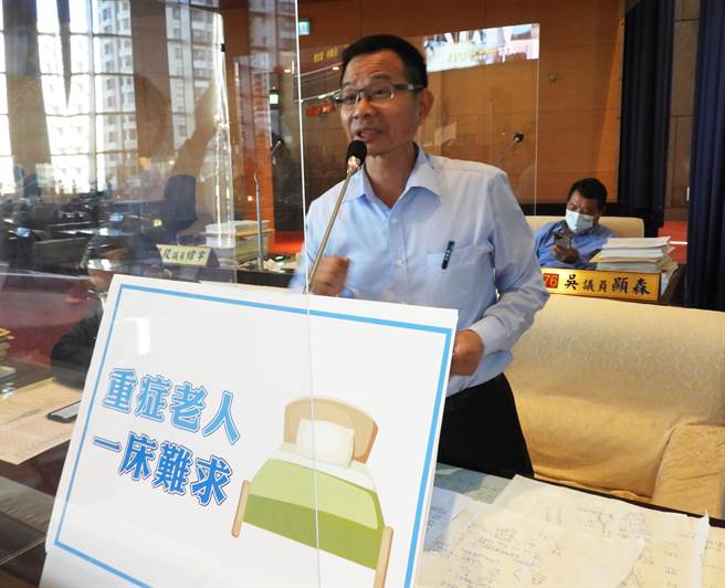 市议员陈清龙民请命，吁请政府松绑收费标准，给业者一条生路，避免一家家转型老人日照中心或面临歇业。(陈世宗摄)