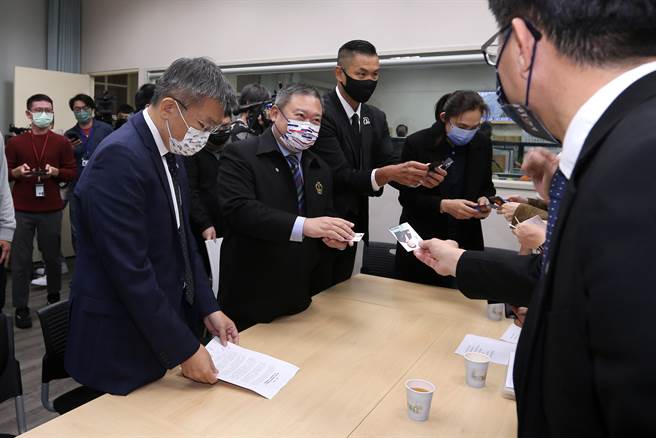 中华奥会主席林鸿道（左二）与身兼中华职棒会长的立法院副院长蔡其昌（左一）11月22日与东奥男子团体射箭银牌选手汤智钧、举重金牌选手郭婞淳、T1联盟会长钱薇娟（右一）、职篮联盟「P. LEAGUE+」执行长陈建州（右二）、中职富邦悍将副领队陈金锋等体育界人士一同拜会朝野党团，为体育界请命，呼吁尽速通过《运动产业发展条例》第26条之2修法，增订企业捐助运动产业的抵税额度，提升企业扩大参与体育的诱因，共创体育产业蓬勃发展。（黄世麒摄／资料照）