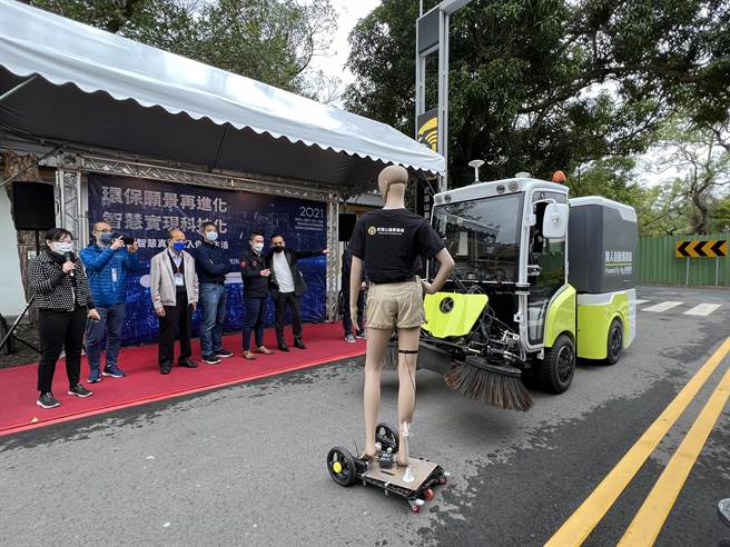 桃园市环保局在环保署支持下，于虎头山创新园区试办自驾扫街车，面对安妮人偶从路边窜出，能即时感应判断后停下，有助提升扫街安全。（蔡依珍摄）